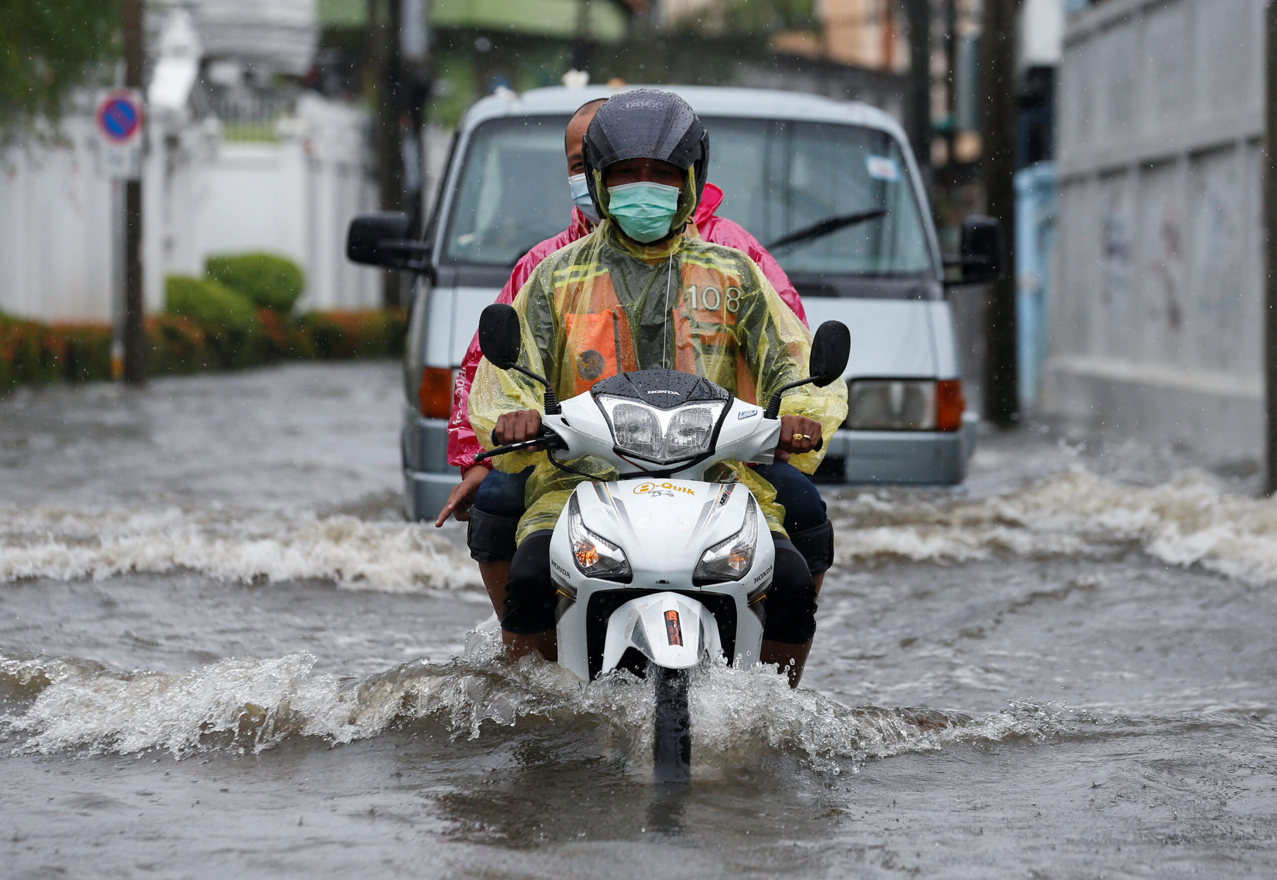 กรมอุตุฯเตือนฉบับที่ 10 ฝนตกหนักมาก กระทบ 43 จังหวัด-เสี่ยงท่วมฉับพลัน