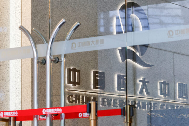 FILE PHOTO: The logo of China Evergrande is seen at China Evergrande Centre in Hong Kong วิกฤตเอเวอร์แกรนด์ บีบรัฐบาลจีนยื่นมือปั๊มหัวใจภาคอสังหา ?