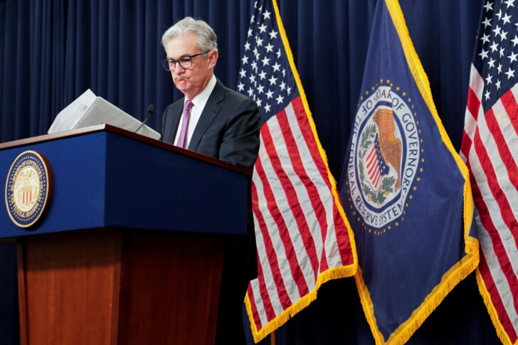 Federal Reserve Board Chairman Jerome Powell attends a news conference, in Washington เฟดขึ้นดอกเบี้ย 0.75% รอบ 2 ตามคาด ยันสหรัฐยังไม่อยู่ในภาวะถดถอย
