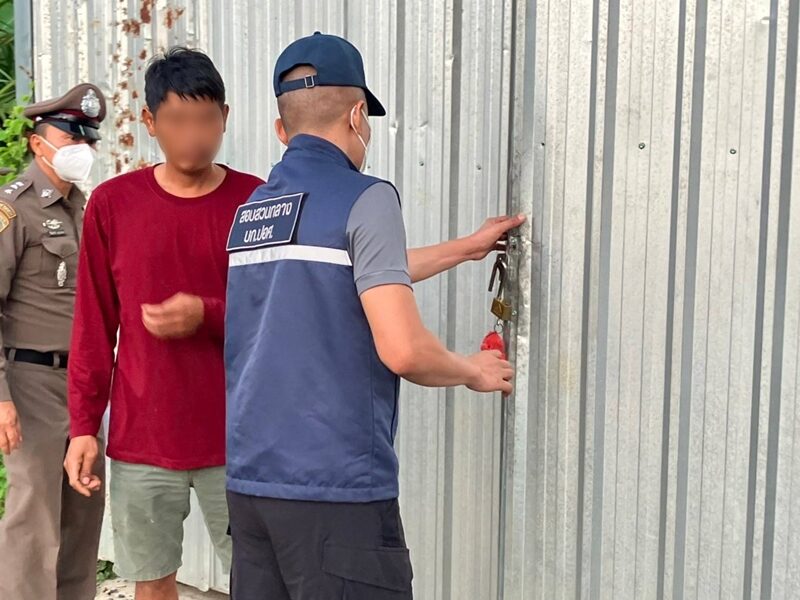 ตำรวจบุกจับแหล่งผลิตผงชูรสปลอม ยี่ห้อดัง พบเงินหมุนเวียน 20 ล้านบาท