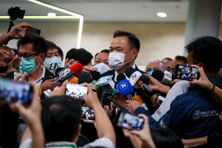นายอนุทิน ชาญวีรกูล รองนายกรัฐมนตรีและรัฐมนตรีว่าการกระทรวงสาธารณสุข ในฐานะหัวหน้าพรรคภูมิใจไทย (ภท.) นายอนุทิน ชาญวีรกูล รองนายกรัฐมนตรีและรัฐมนตรีว่าการกระทรวงสาธารณสุข ในฐานะหัวหน้าพรรคภูมิใจไทย (ภท.)