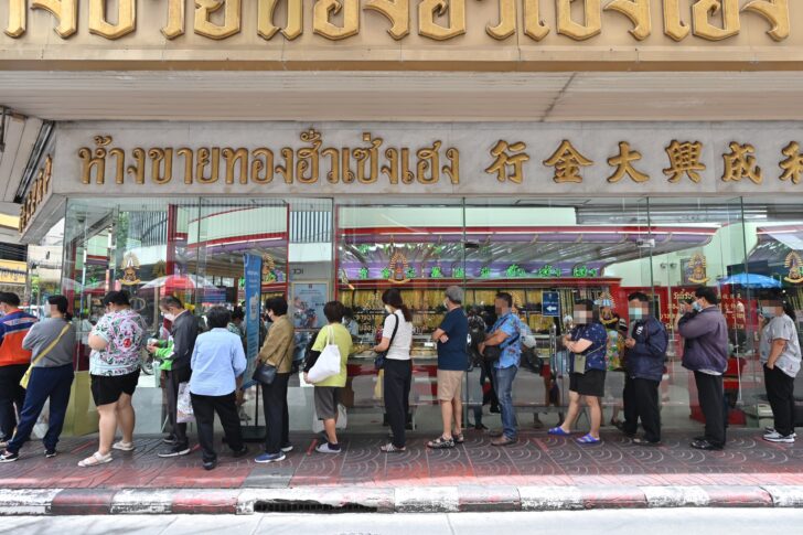 คนต่อแถวแห่ซื้อทอง คนต่อแถวแห่ซื้อทอง