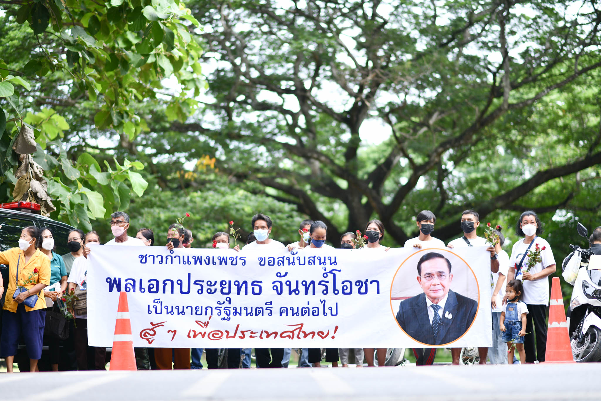 ประยุทธ์ ลงพื้นที่กำแพงเพชร มวลชนใส่เสื้อ Super FC รอรับ หนุนนั่งนายกฯต่อ