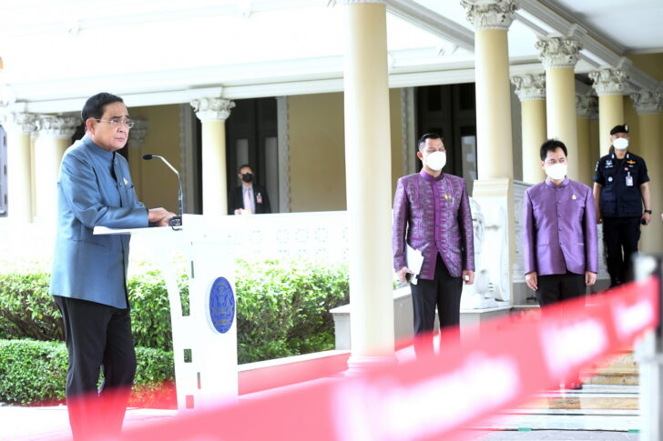 พล.อ.ประยุทธ์ จันทร์โอชา นายกรัฐมนตรี และ รัฐมนตรีว่าการกระทรวงกลาโหม ให้สัมภาษณ์ภายหลังการประชุมคณะรัฐมนตรี (ครม.) PHOTO : THAI ROYAL GOVERNMENT/ พล.อ.ประยุทธ์ จันทร์โอชา นายกรัฐมนตรี และ รัฐมนตรีว่าการกระทรวงกลาโหม ให้สัมภาษณ์ภายหลังการประชุมคณะรัฐมนตรี (ครม.) PHOTO : THAI ROYAL GOVERNMENT/