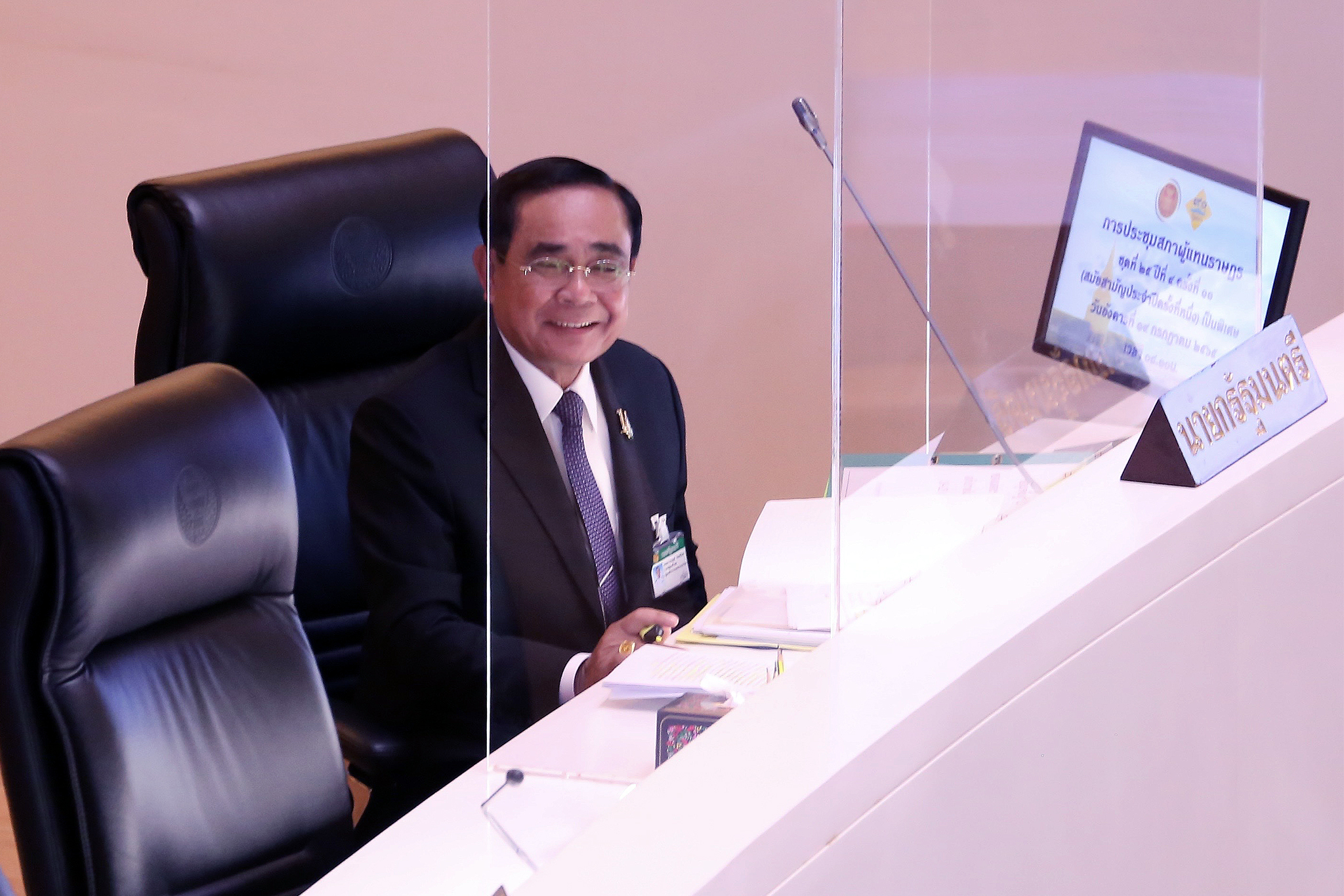 ประยุทธ์ โพสต์เฟซระหว่างศึกอภิปราย ขอ ส.ส.ละทิ้งทิฐิ ปฏิบัติภารกิจเพื่อชาติ