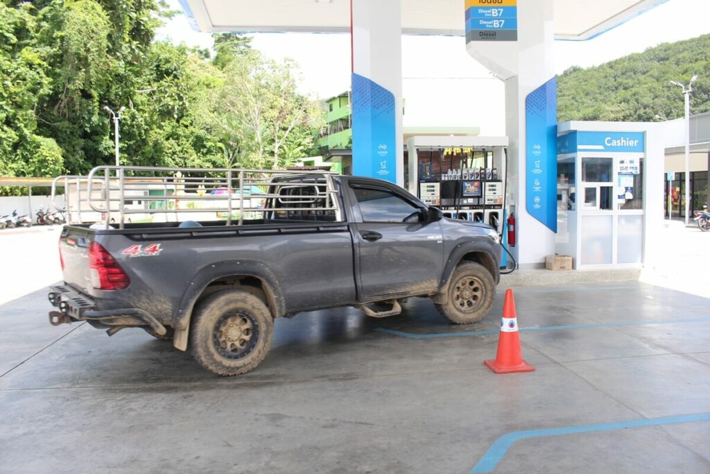 คนไทยแห่ขับรถเติมน้ำมัน “มาเลเซีย” ทางการสั่งปั๊มจำกัดปริมาณ