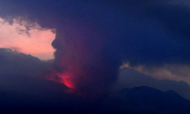 A remote camera image show shows an eruption of Sakurajima in Tarumizu, Kumamoto prefecture ภูเขาไฟปะทุ