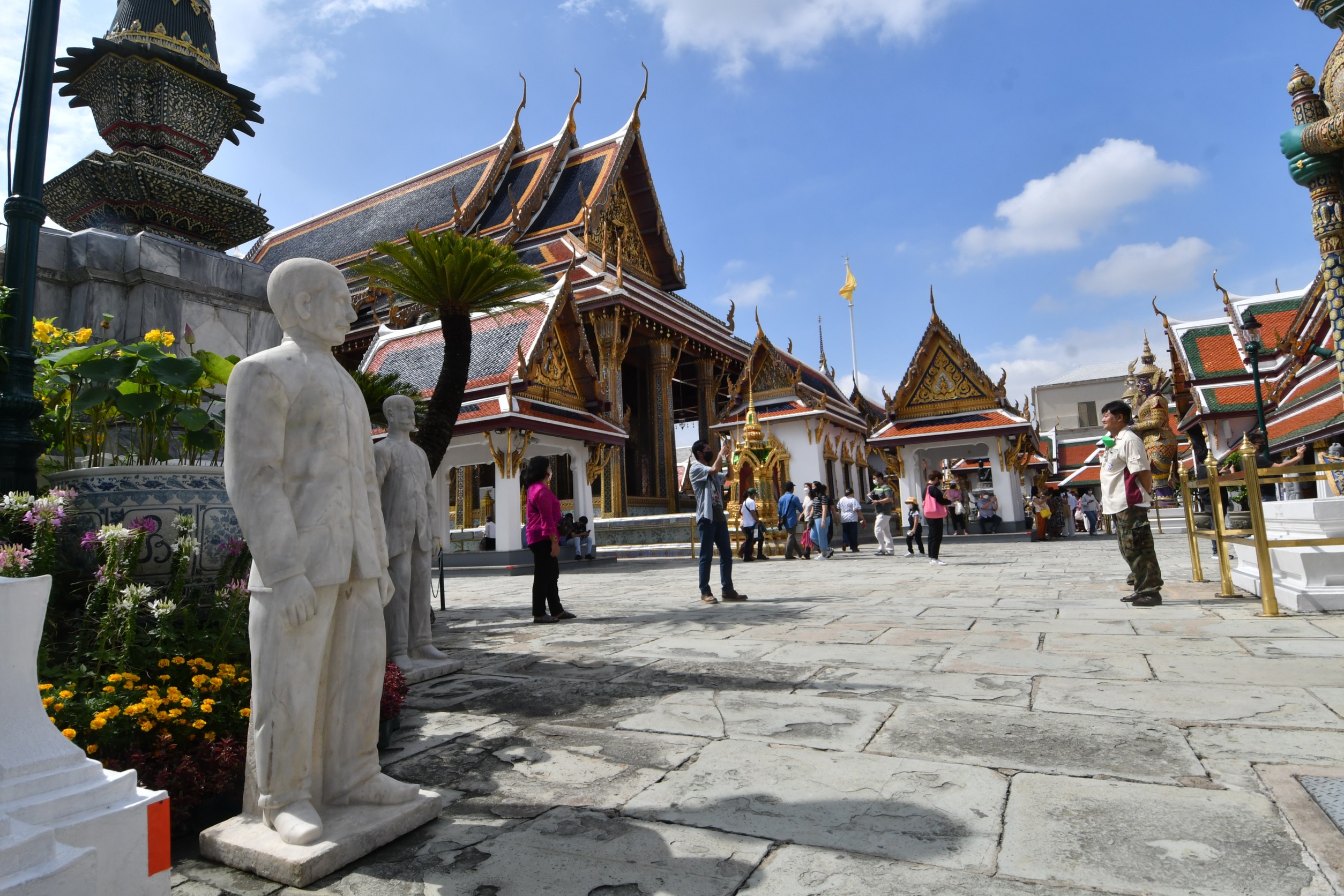 ประติมากรรมหินสลัก ในวัดพระศรีรัตนศาสดาราม