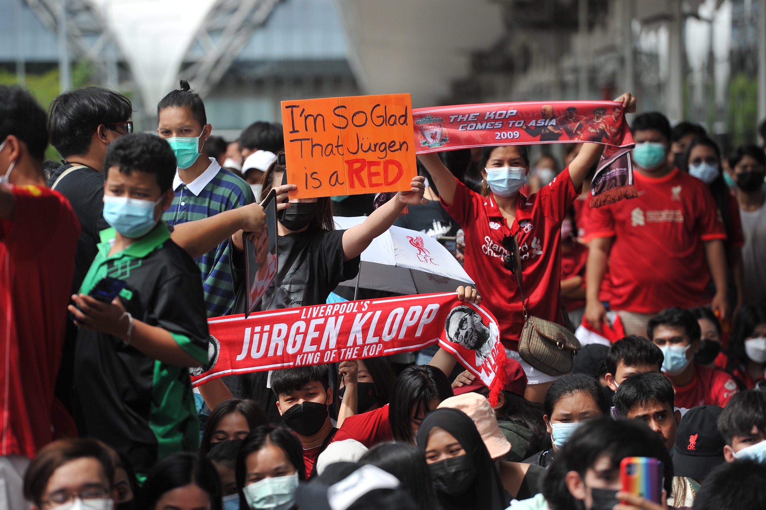 เปิดภาพบรรยากาศ แฟน “ลิเวอร์พูล” รอรับนักเตะ คึกคัก หน้าสุวรรณภูมิ