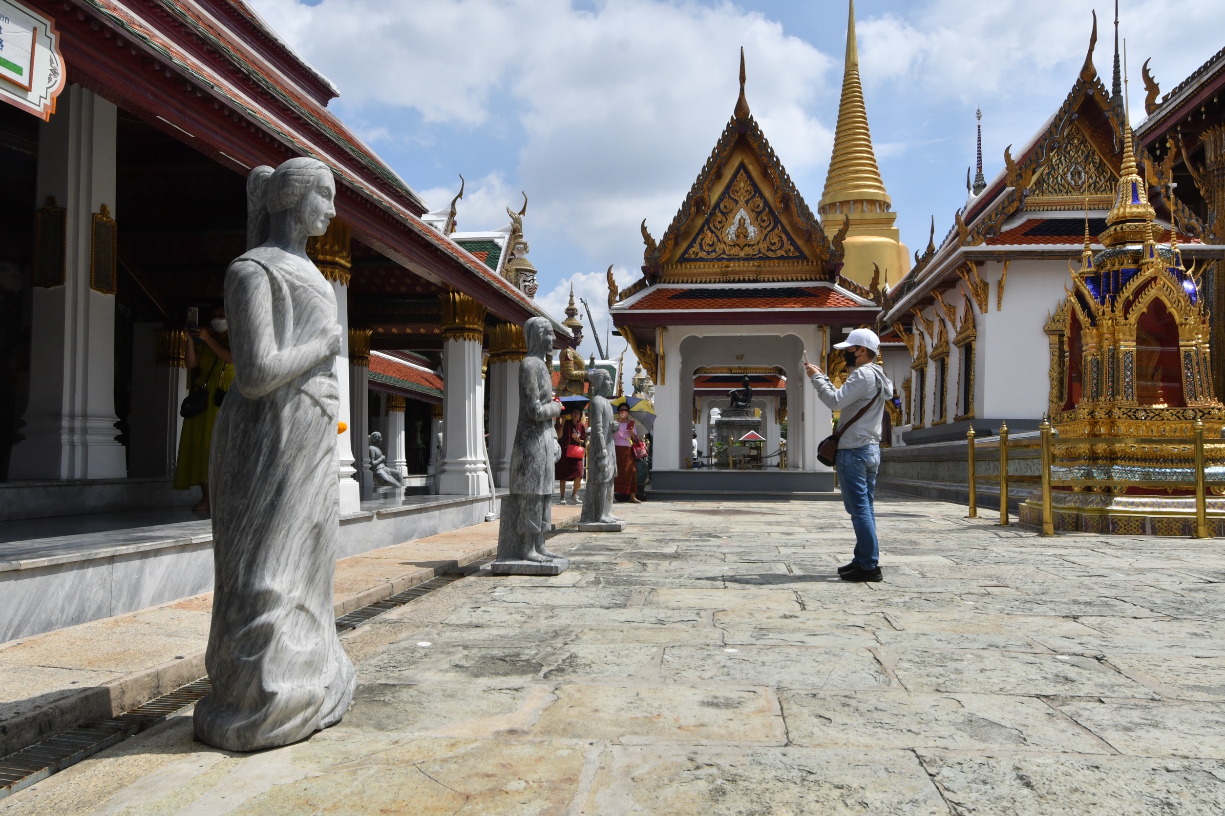 ประติมากรรมหินสลัก ในวัดพระศรีรัตนศาสดาราม