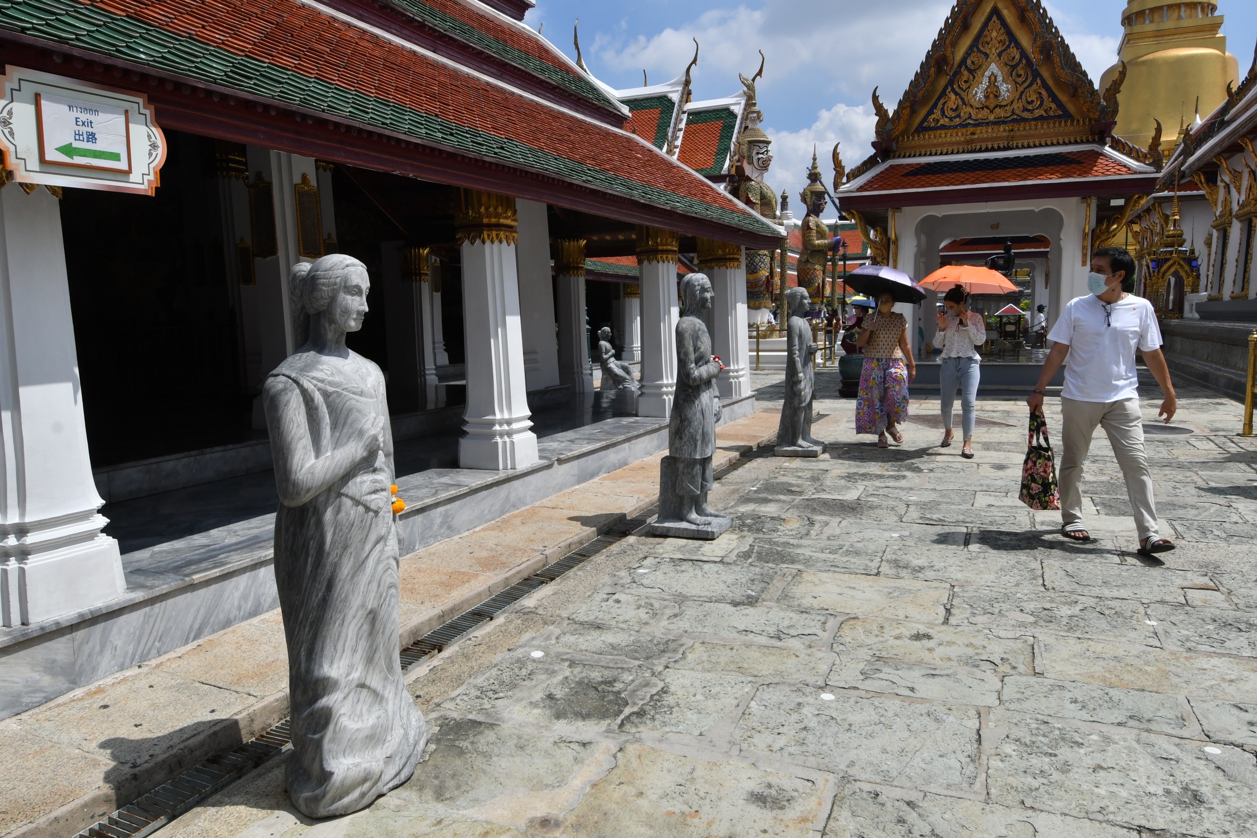 ประติมากรรมหินสลัก ในวัดพระศรีรัตนศาสดาราม