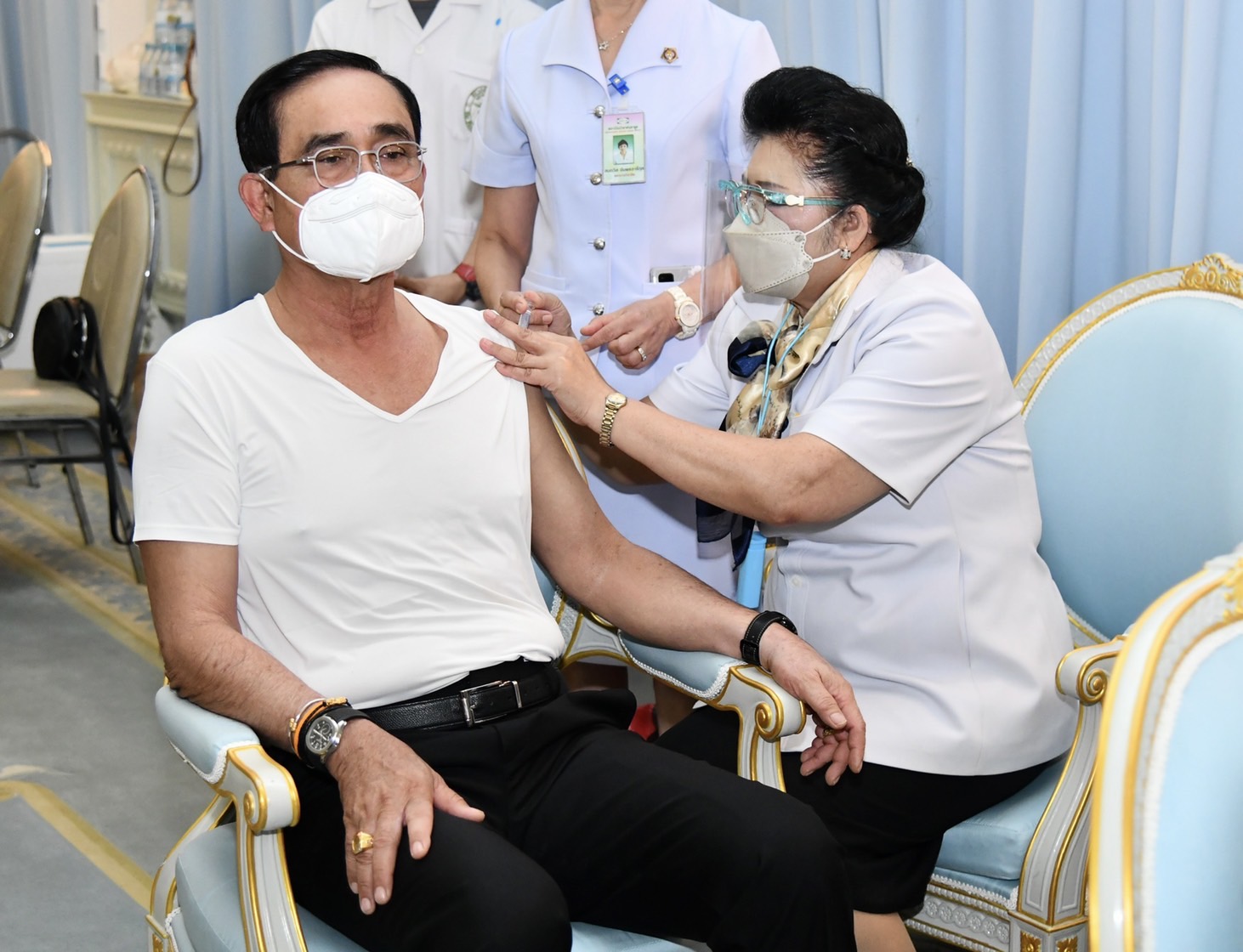 ประยุทธ์ นำ ครม. ฉีดวัคซีนป้องกันไข้หวัดใหญ่ 4 สายพันธุ์
