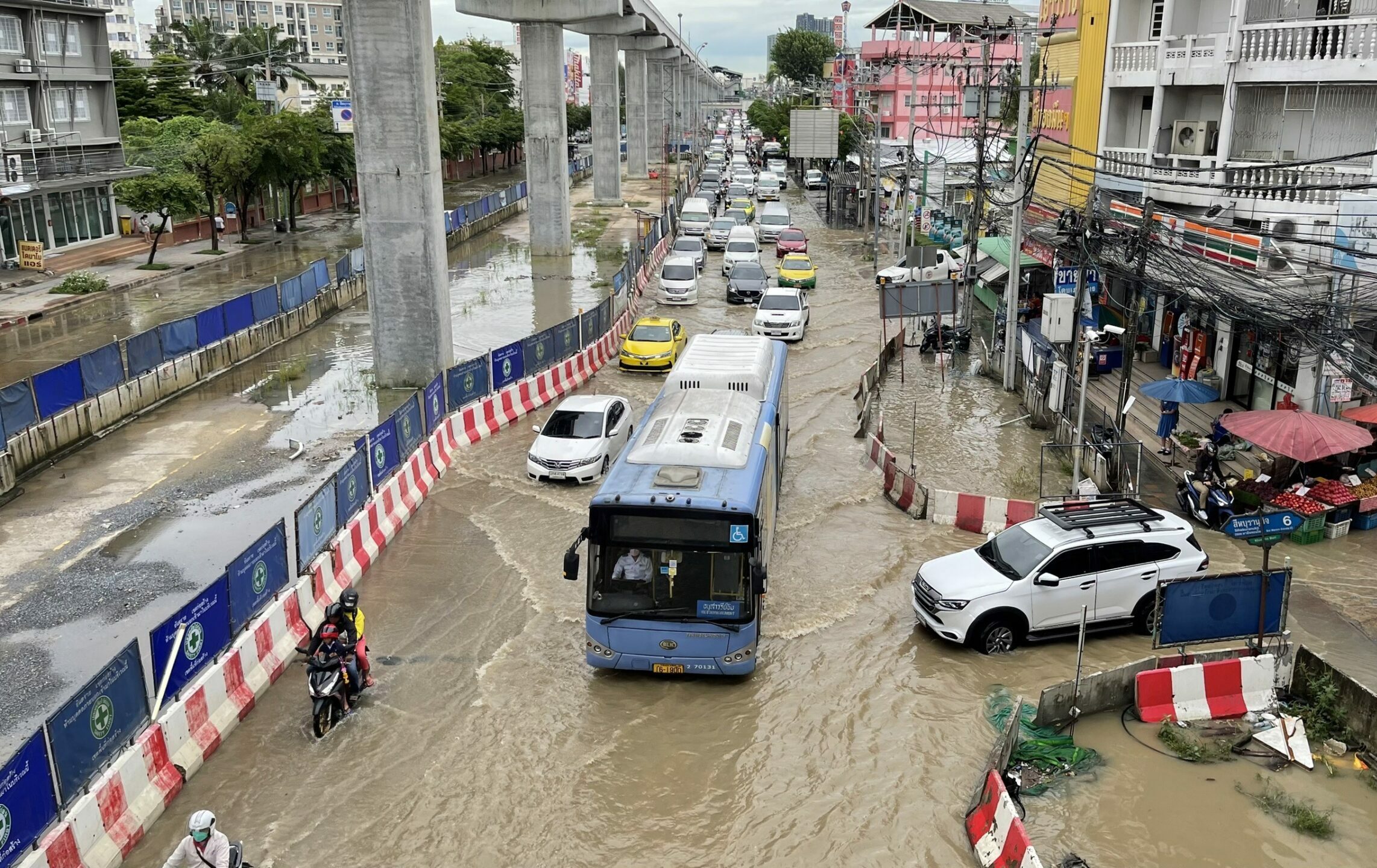 เปิดภาพน้ำท่วม กทม. หลังเจอฝนกระหน่ำ เย็นนี้เจออีกระลอก