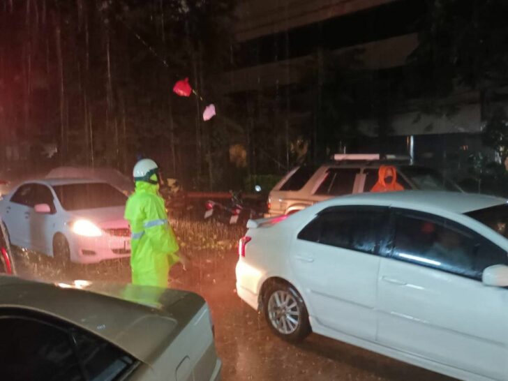 เตือน 4 พื้นที่กรุงเทพฯ #น้ำท่วม หลี่กเลี่ยงการจราจร รถเล็กห้ามผ่าน