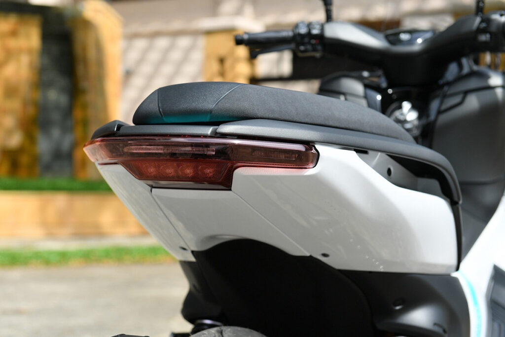YAMAHA E01