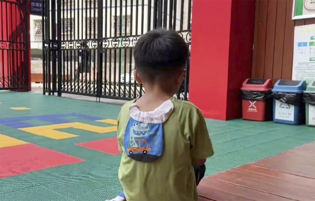 สงสารด.ช.จีน 5 ขวบ ถูกพ่อทิ้งไว้ที่โรงเรียน เมื่อรู้ความจริงว่า ไม่ใช่ลูกแท้ ๆ