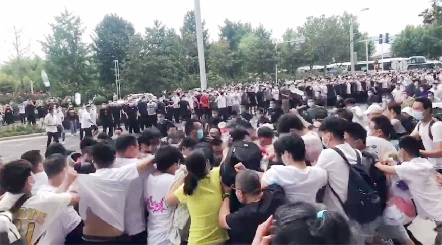 จีนขยับแล้ว ชาวบ้านชุมนุม ทวงเงินฝากธนาคาร ถูกเจ้าหน้าที่เหอหนานตีซ้ำ