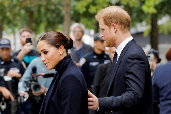 FILE PHOTO: Britain's Prince Harry and Meghan, Duke and Duchess of Sussex, visit the 9/11 Memorial in Manhattan, New York City เหยียดผิวเมแกน
