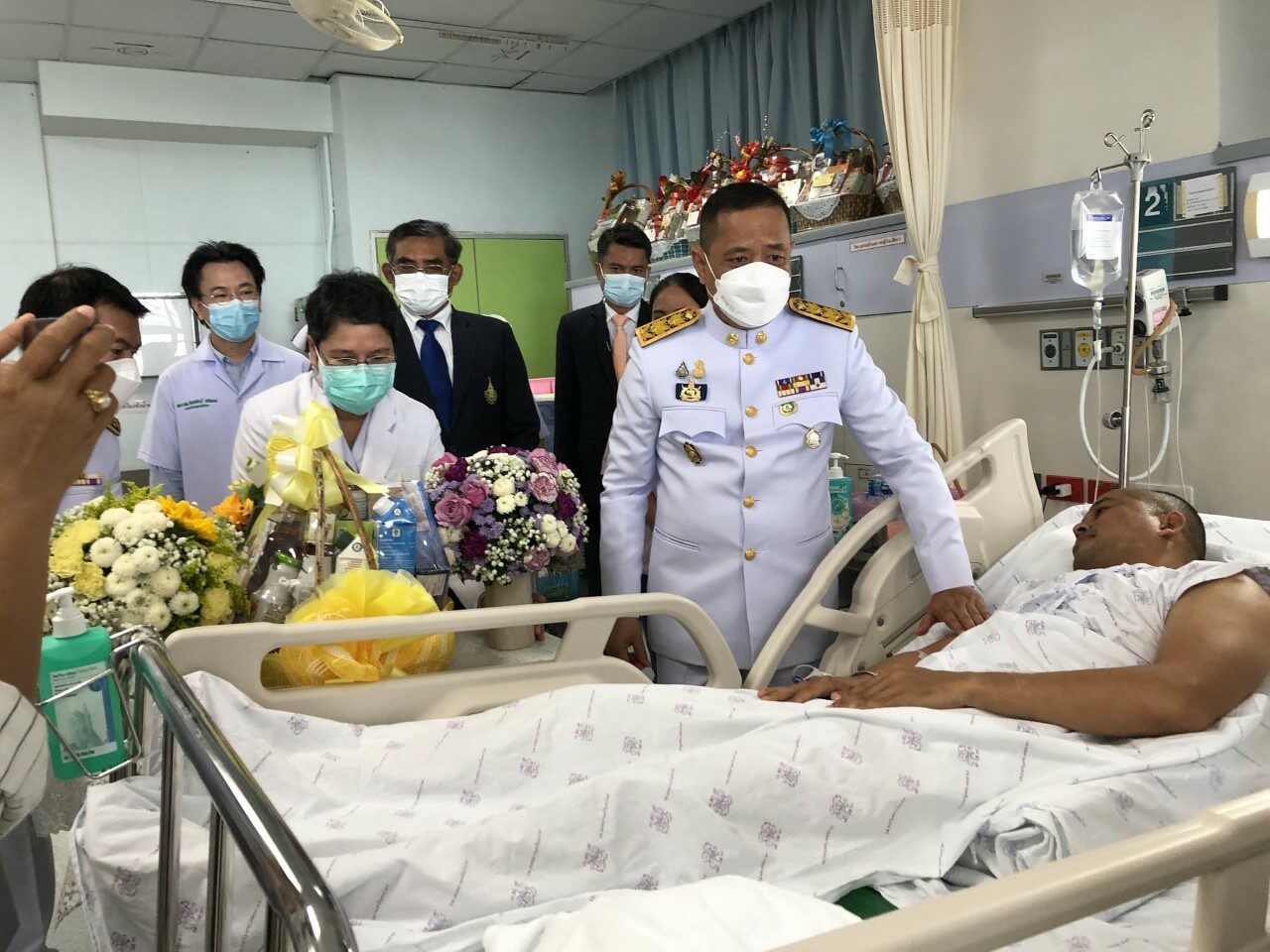 ในหลวงพระราชทานแจกันดอกไม้แม่ทัพภาค 4 ทหาร 6 นาย