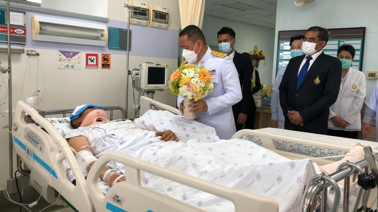 ในหลวงพระราชทานแจกันดอกไม้แม่ทัพภาค 4 ทหาร 6 นาย