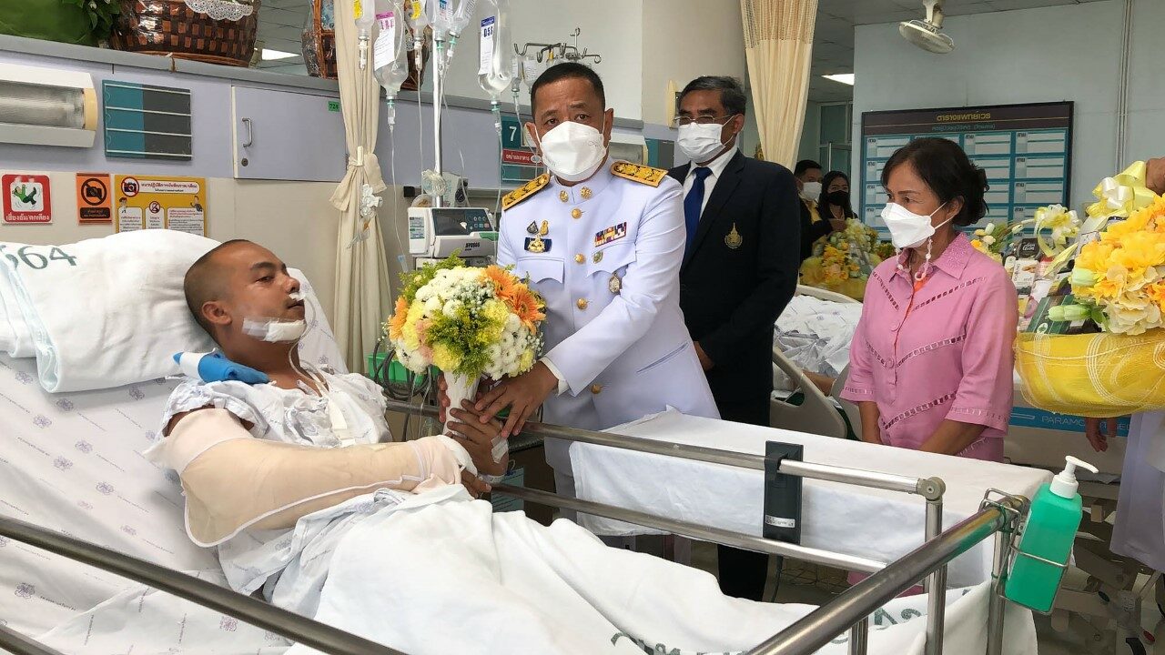 ในหลวงพระราชทานแจกันดอกไม้แม่ทัพภาค 4 ทหาร 6 นาย