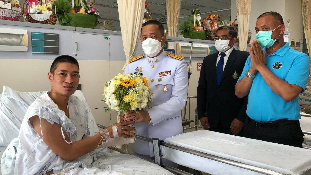 ในหลวงพระราชทานแจกันดอกไม้แม่ทัพภาค 4 ทหาร 6 นาย