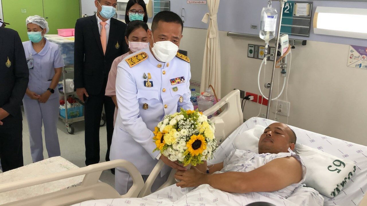 ในหลวงพระราชทานแจกันดอกไม้แม่ทัพภาค 4 ทหาร 6 นาย