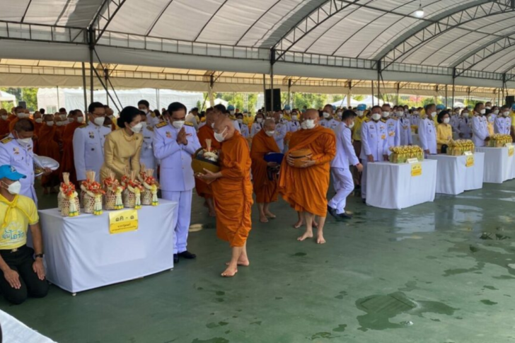 ประยุทธ์ นำ ครม. ข้าราชการ ตักบาตรพระสงฆ์ ถวายเป็นพระราชกุศล วันเฉลิมพระชนมพรรษา ประยุทธ์ นำ ครม. ข้าราชการ ตักบาตรพระสงฆ์ ถวายเป็นพระราชกุศล วันเฉลิมพระชนมพรรษา (2)
