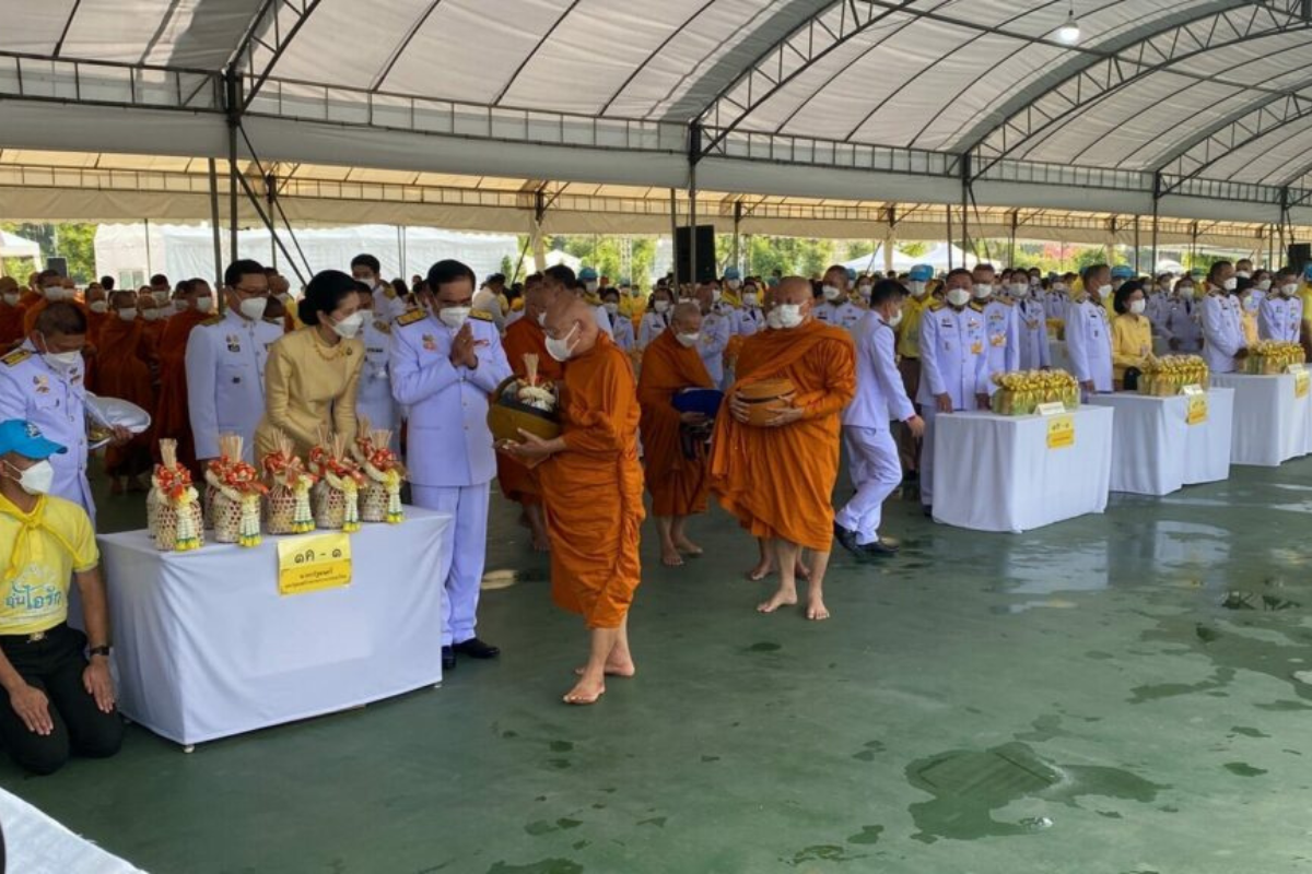 ประยุทธ์นำ ครม. ข้าราชการ ตักบาตรพระสงฆ์ ถวายเป็นพระราชกุศล วันเฉลิมพระชนมพรรษา