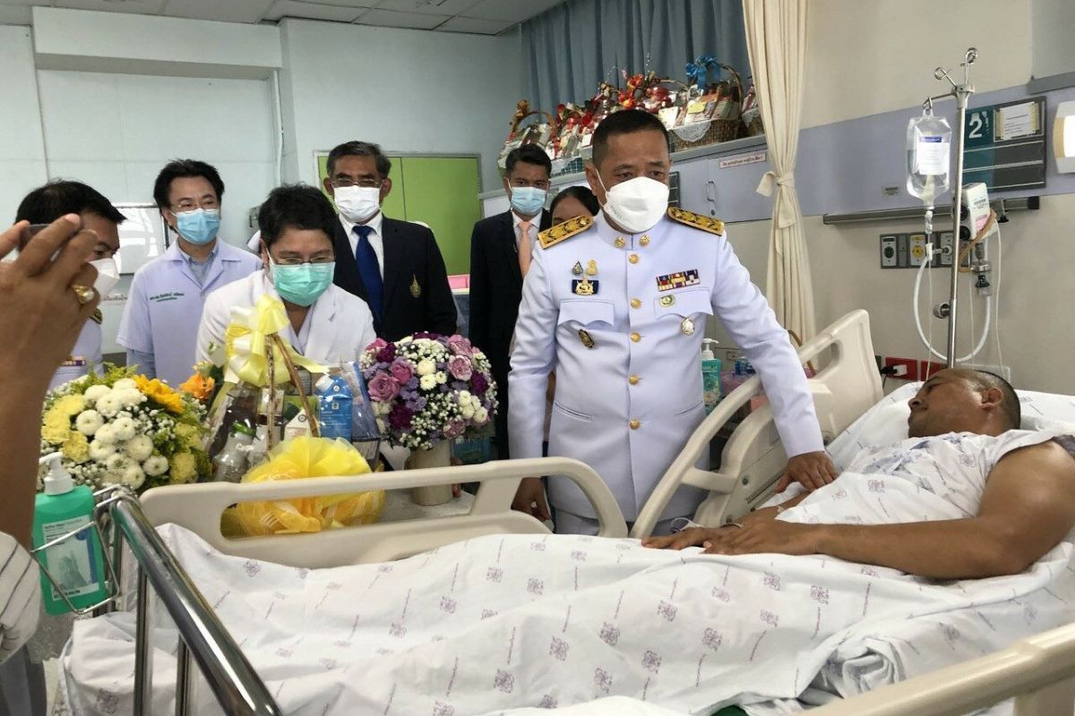 ในหลวงพระราชทานแจกันดอกไม้แม่ทัพภาค 4 ทหาร 6 นายจากเหตุแบล๊กฮอว์กตก
