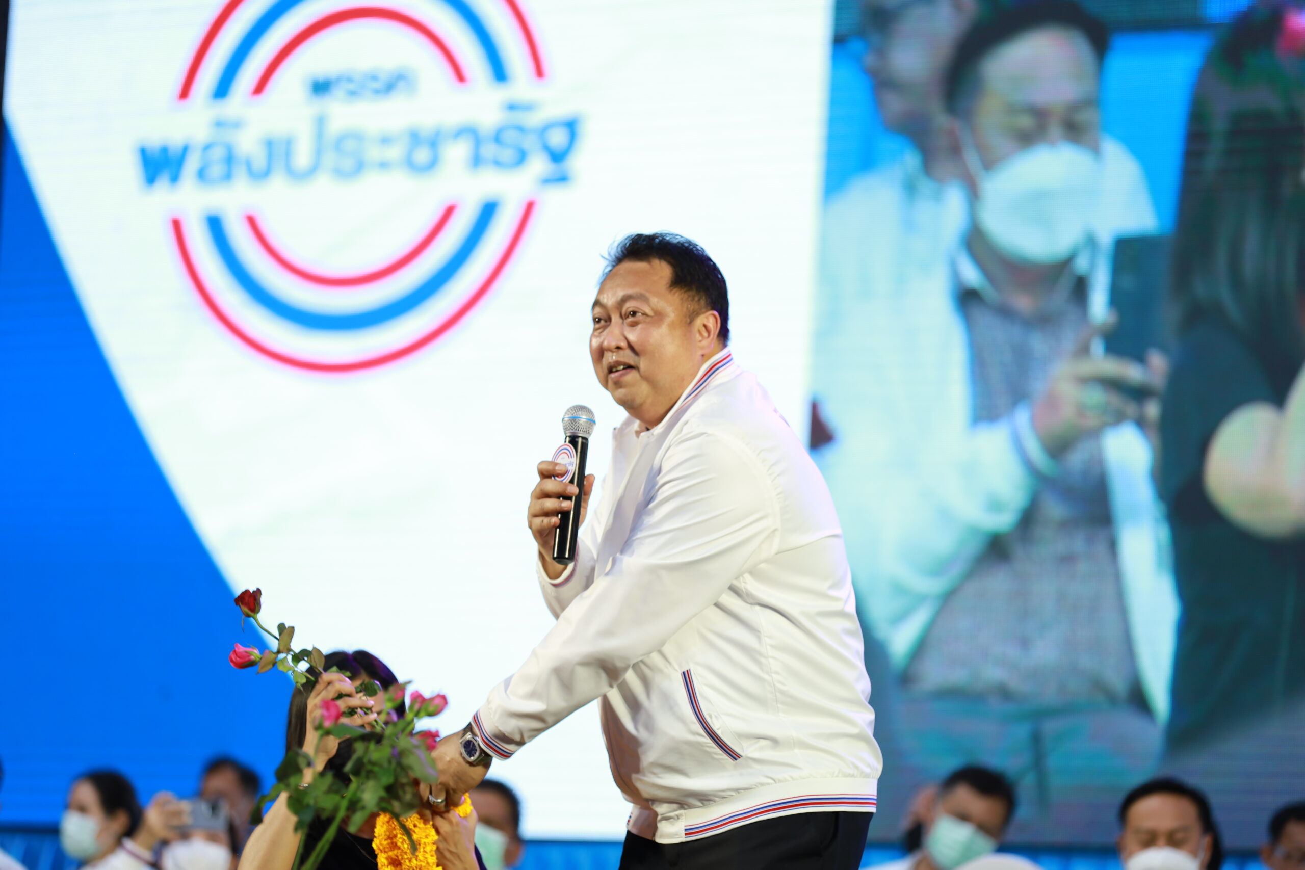 วันเกิดการเมือง สุชาติ รมว.แรงงาน แจกข้าวสาร น้ำมันพืช