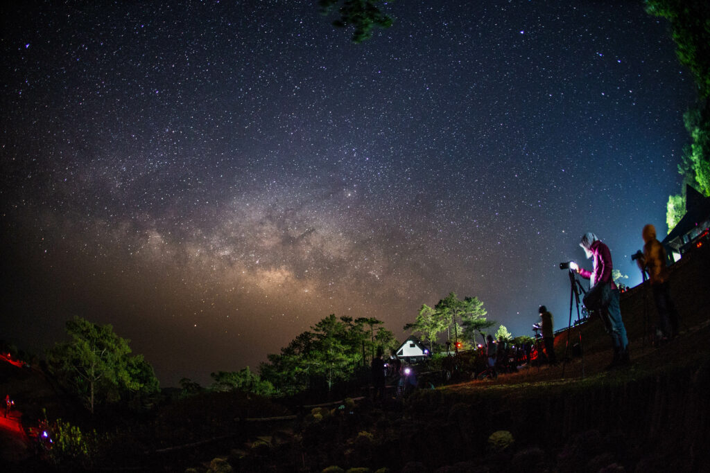 นักท่องเที่ยวตั้งกล้องถ่ายภาพท้องฟ้ากลางคืน ปรากฏหมู่ดาว พร้อมกับทางช้างเผือก
