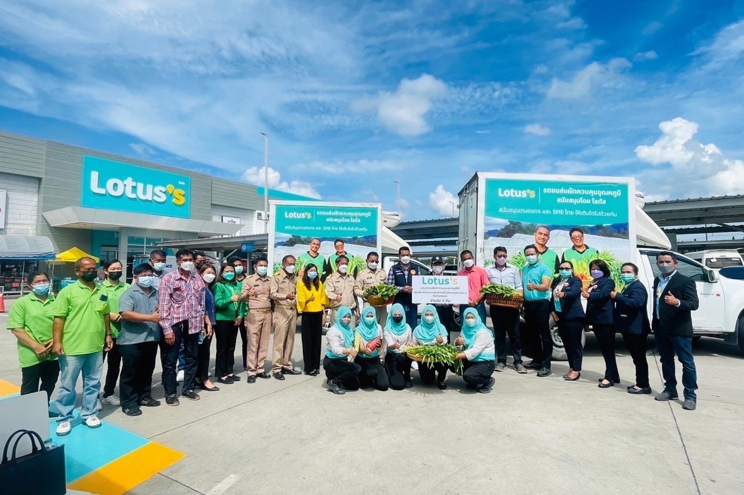 โลตัส บริจาครถควบคุมอุณหภูมิ 12 คัน ให้กลุ่มเกษตรกรขนส่งผักผลไม้