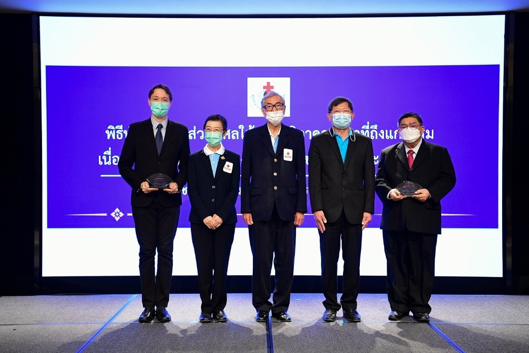 ศูนย์ดวงตาฯมอบโล่ขอบคุณ เครือซีพี และ ทรู ในฐานะผู้สนับสนุนการบริจาคดวงตา ผ่านโครงการ “Let Them See Love”