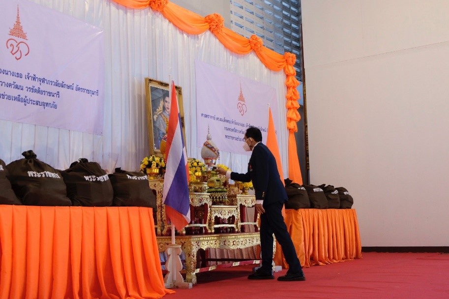 กรมพระศรีสวางควัฒน วรขัตติยราชนารี โปรดให้ราชวิทยาลัยจุฬาภรณ์ เชิญถุงยังชีพพระราชทาน จำนวน 2,074 ชุด มอบแก่ราษฎรที่ประสบอุทกภัย