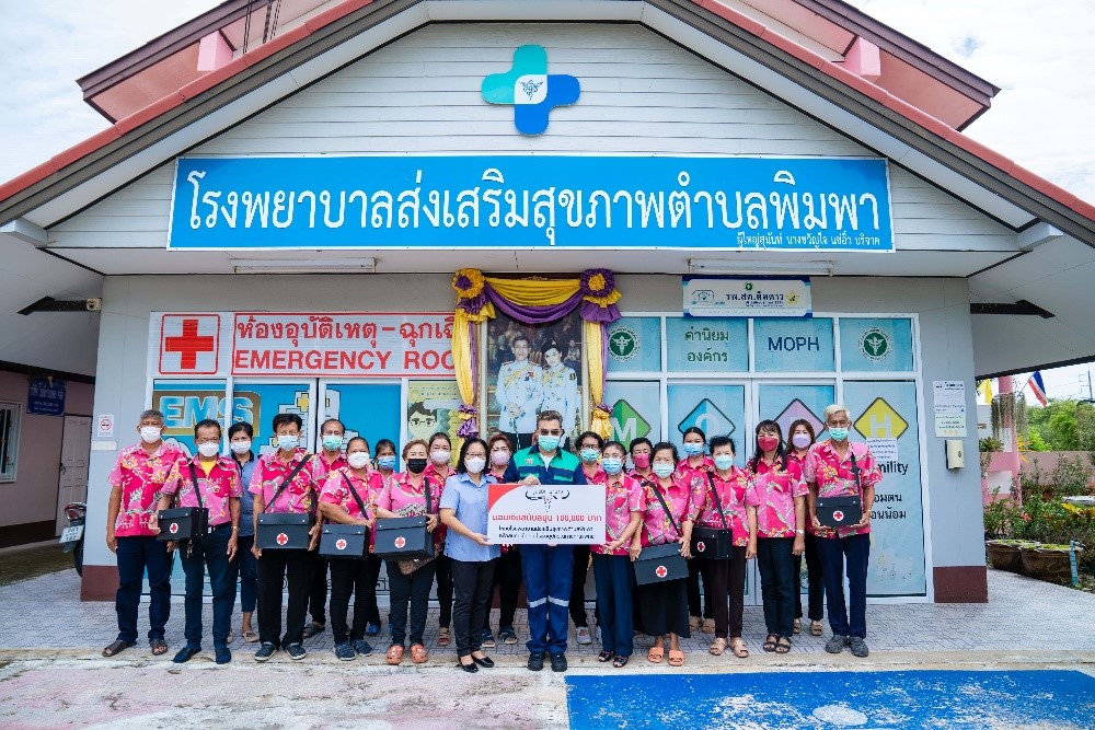 มูลนิธิคาราบาว มอบเงินสนับสนุน 1 แสนบาท สมทบทุนซื้ออุปกรณ์ทางการแพทย์ ให้เจ้าหน้าที่ อสม.