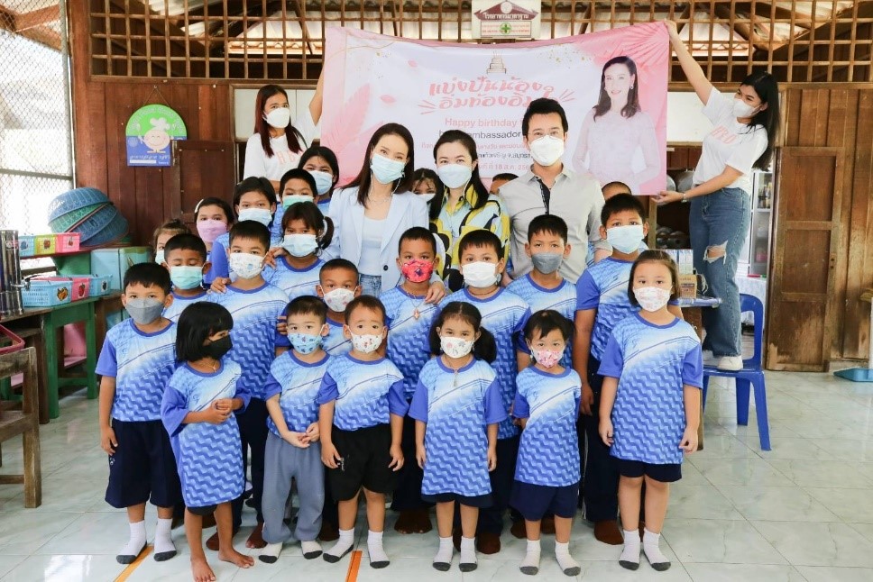นพ. พุฒิพงศ์ ภูมิสุวรรณ ผู้อำนวยการ AIC Clinic  ร่วมกิจกรรม “ส่งต่อรอยยิ้ม”