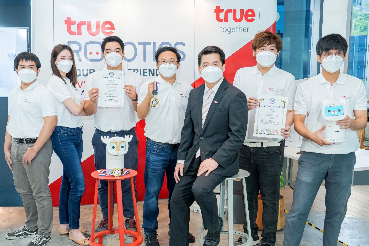 นวัตกรทรู นำหุ่นยนต์ไทย “Home Robot” คว้าแชมป์เหรียญทอง และอีกหนึ่งรางวัลพิเศษ ใน “World Invention Innovation Contest 2022”