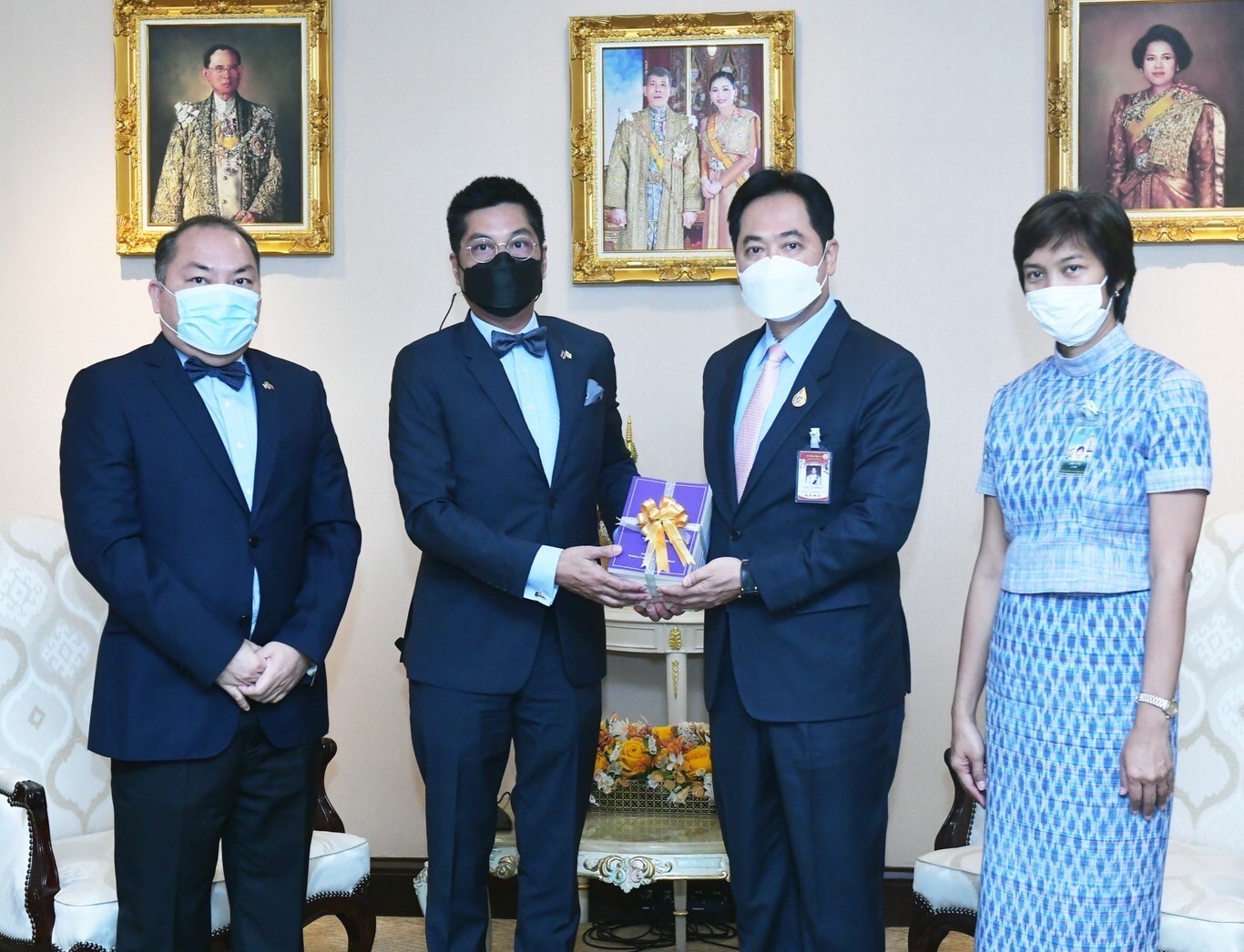 มอบทำเนียบกงสุล ให้กับ นายอนุชา บูรพชัยศรี รองเลขาธิการนายกรัฐมนตรี ตัวแทนนายกรัฐมนตรี