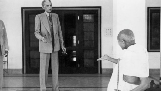 Muhammad Ali Jinnah seen arguing with Mohandas Gandhi about partition outside Jinnah's house in 1939