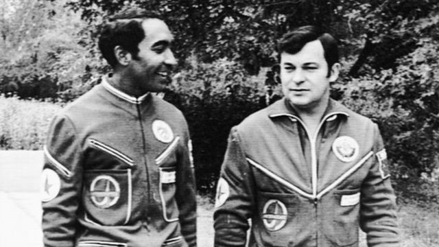 อาร์นัลโด ตามาโย เมนเดซ (ซ้าย) มนุษย์อวกาศชาวคิวบา กลายเป็นคนผิวสีคนแรกที่ได้เดินทางไปอวกาศในปี 1980