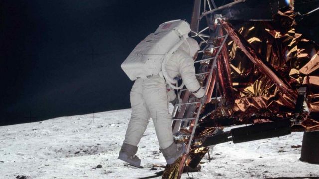 บัซซ์ อัลดริน นักบินที่ขับยานไปดวงจันทร์ ปืนบันไดลงมาจากยานเตรียมเดินบนพื้นผิวจันทร์ระหว่างภารกิจอะพอลโล 11
