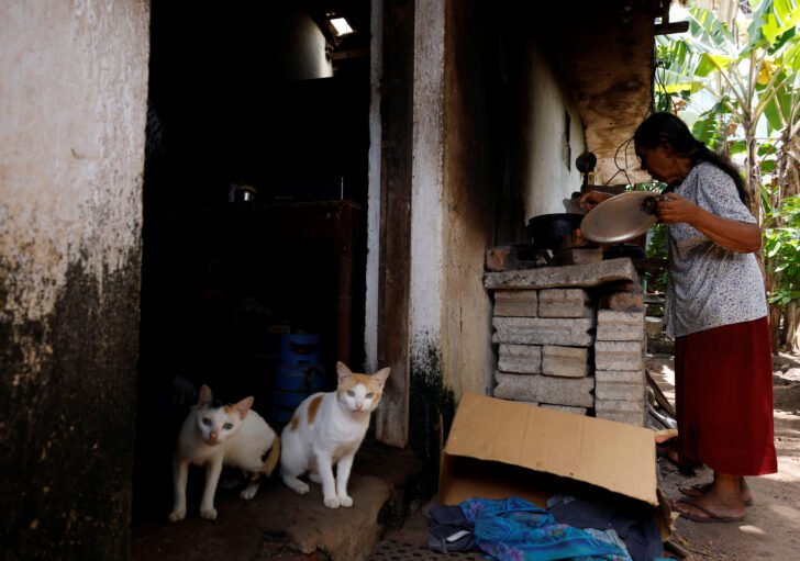 Jayanty Pathinera cooks rice with firewood in the fuel shortage at her house at a residential area for low-income, in Colombo ศรีลังกาค่าไฟพุ่ง 264% ครั้งแรกในรอบ 9 ปี