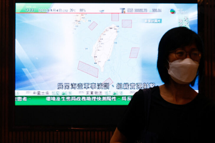 A TV screen shows that China's People's Liberation Army has begun military exercises including live firing on the waters and in the airspace surrounding the island of Taiwan, in Hong Kong จีนยิงขีปนาวุธ 5 ลูก ระหว่างซ้อมรบใกล้ไต้หวัน