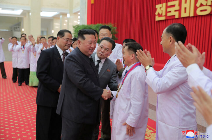 North Korea's leader Kim Jong Un encourages health workers and scientists struggling with the coronavirus disease (COVID-19) pandemic in Pyongyang เกาหลีเหนือยกเลิกคำสั่งสวมหน้ากาก เว้นระยะห่าง หลังประกาศชนะโควิด