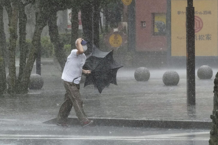 A man walks on the street in the heavy rain caused by Tropical Storm Meari in Hamamatsu, Japan ญี่ปุ่นเจอพายุเมอารี ยกเลิกเที่ยวบินนับร้อย
