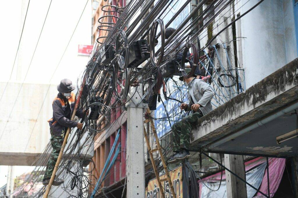 ชัชชาติ สั่งกรุงเทพธนาคม ยุติแผนนำสายไฟฟ้า-สายสื่อสารลงดิน 1.9 หมื่นล้าน