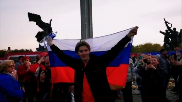 อเล็กซานเดอร์ วัย 19 ปี อาจต้องถูกจำคุก 5 ปี หลังจากโบกธงชาติรัสเซียในลัตเวีย