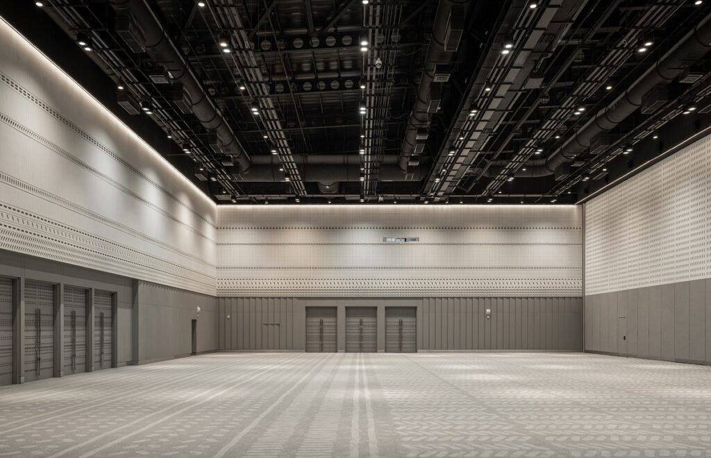 ห้องบอลรูม (Ballroom) ชั้น 1 ศูนย์สิริกิติ์ มีขนาดโอโถง เพดานเผยให้เห็นงานระบบ