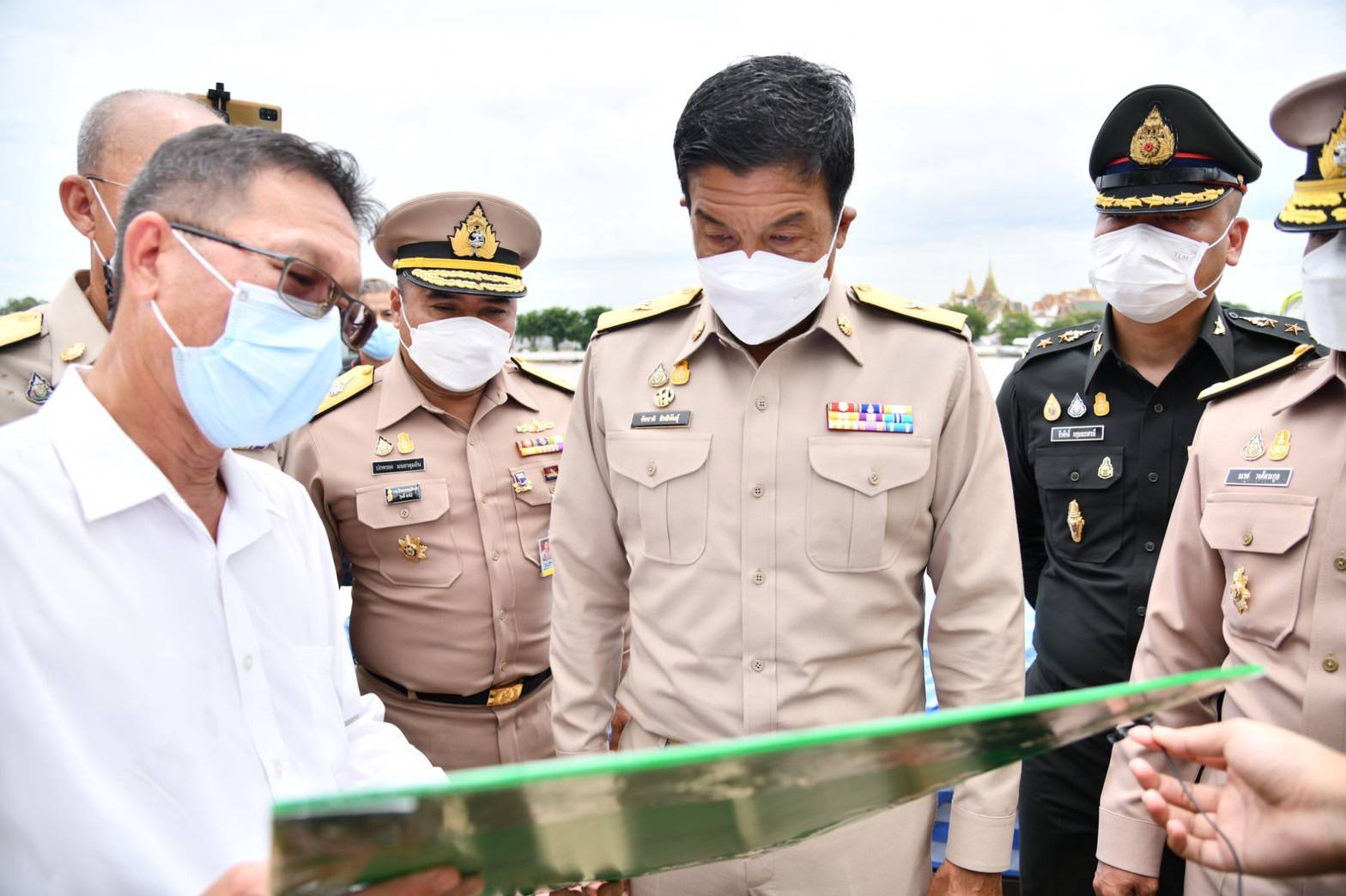 ชัชชาติ ตรวจเยี่ยมกองทัพเรือทำเขื่อนอุดจุดฟันหลอริมเจ้าพระยา
